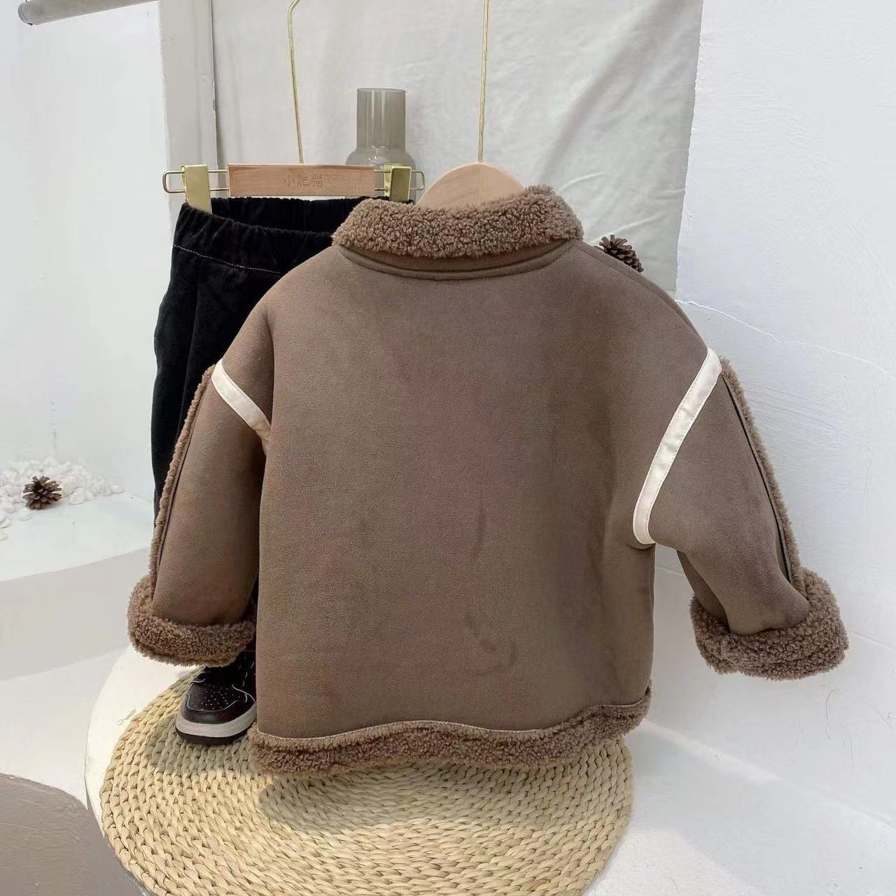 Ropa infantil al por mayor, nueva chaqueta de cuero para niños, otoño e invierno 2025, chaqueta de forro polar para niños, cuello vuelto versátil, abrigo grueso para niños pequeños, transfronterizo