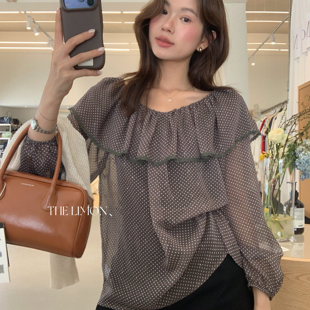 Áo sơ mi nữ tay ngắn cổ bẻ chất liệu cotton phối họa tiết chấm bi và ren xếp tầng — màu xám