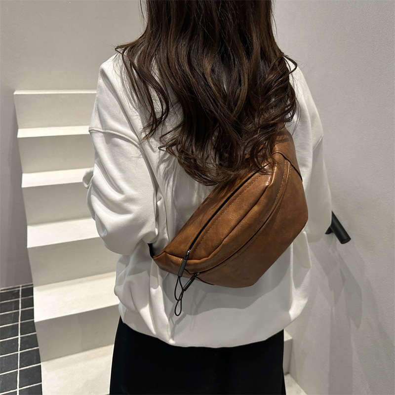 Texturas extranjeras de invierno 2025, nuevo bolso de pecho de moda casual, simple retro de hombro, bolso de cinturón pequeño.