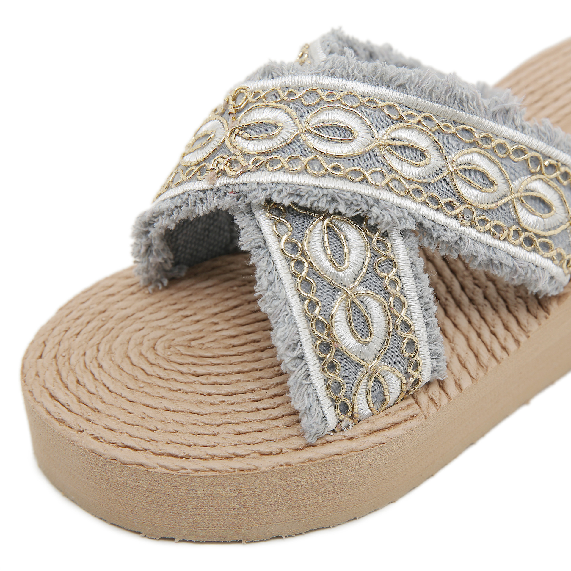 Nuevas zapatillas bordadas con suela gruesa para mujeres en verano con bordas coreanas cruzadas con muffins zapatillas frías de playa vacacionales