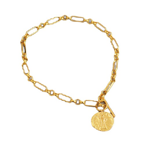 Elegant European and American-style exaggerated vintage gold-plated brass chain necklace featuring a large baroque gold coin with cold, minimalist charm and an OT clasp—paired with delicate baroque pearls.