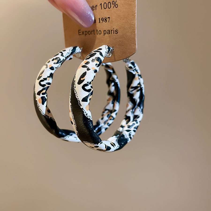 Pendientes geométricos con pliegues irregulares con cuentas de vidrio con aguja de plata Pendientes de alta calidad de temperamento negro Pendientes ligeros de lujo