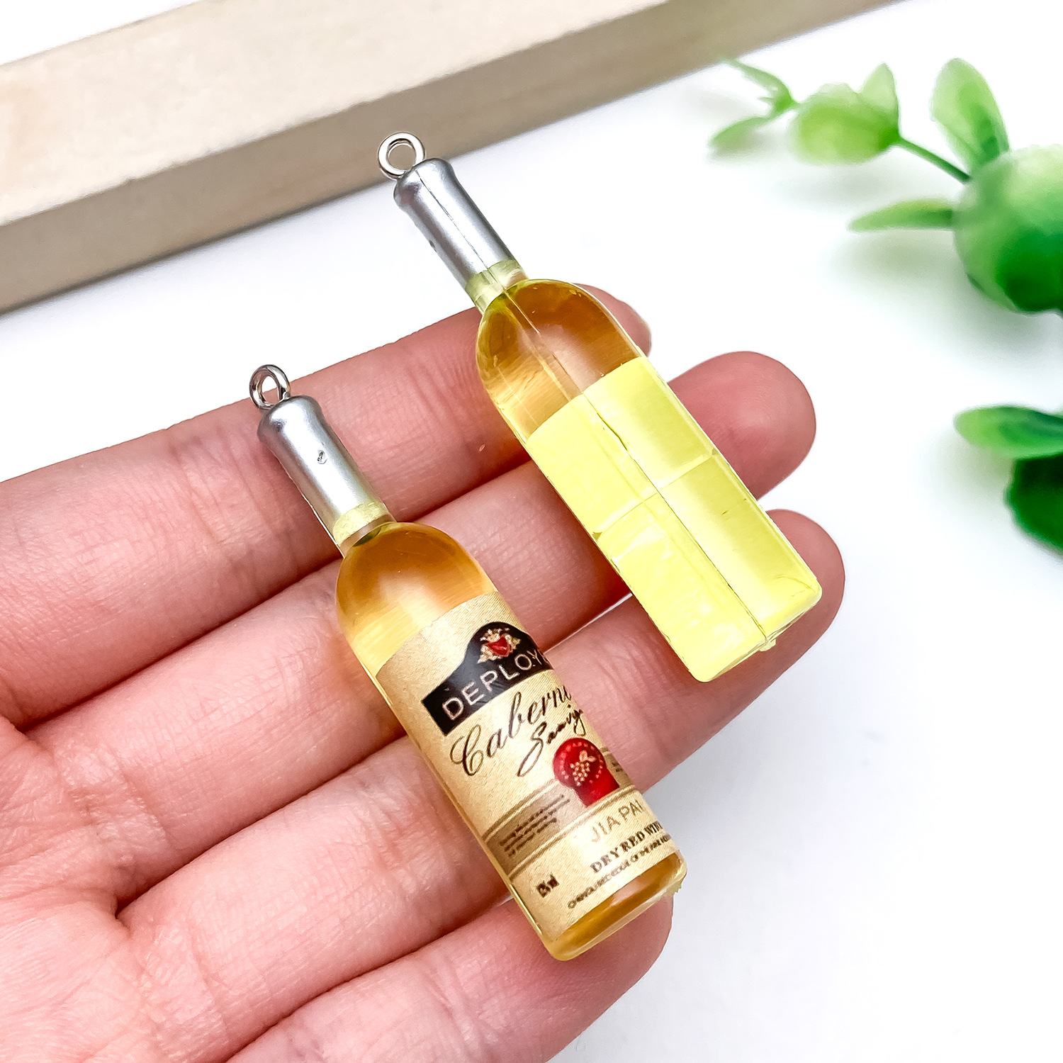 23924-H-透明咖色树脂红酒瓶葡萄酒51x12x12mm