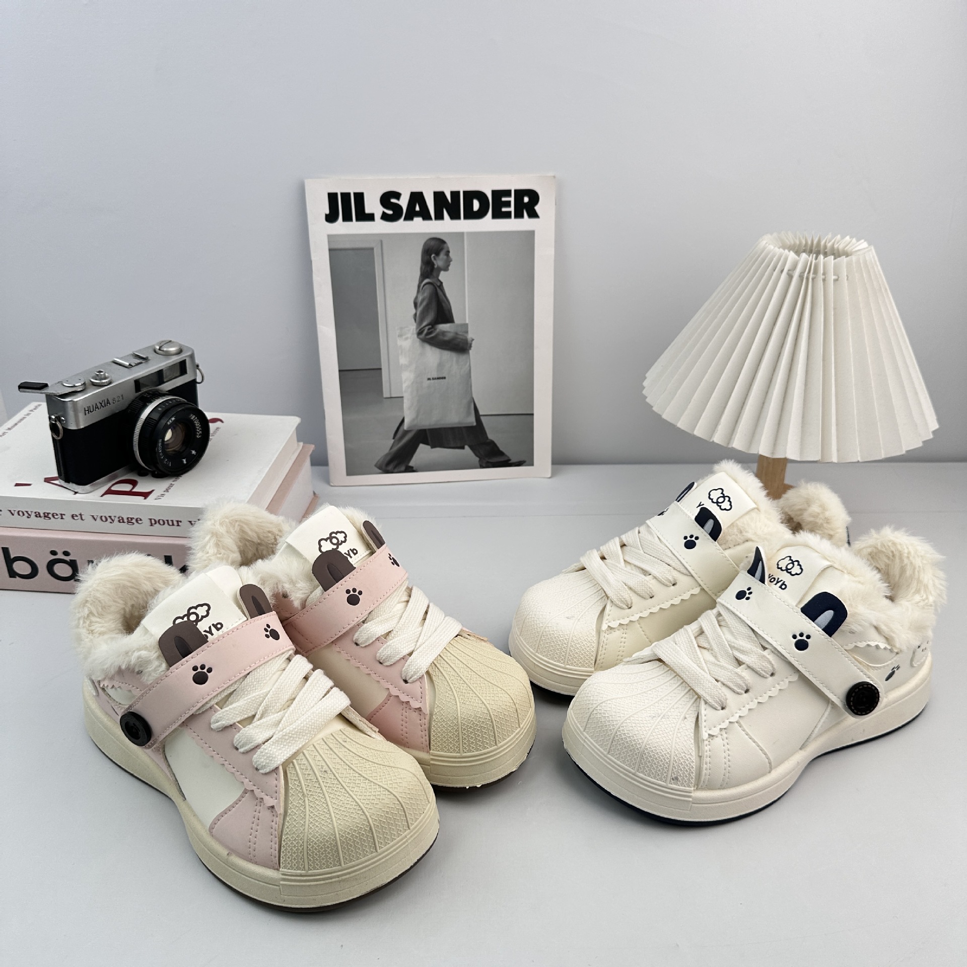 YUANBO2025 invierno zapatos de vello zapatos de mujer conchas zapatos deportivos de pan pequeños zapatos blancos de estilo universal nicho image 1