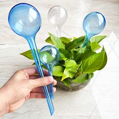 国境を越えた人気の丸型自動花散水装置、怠惰な植物鉢植えの庭の電球散水ボール先のとがった点滴灌漑装置