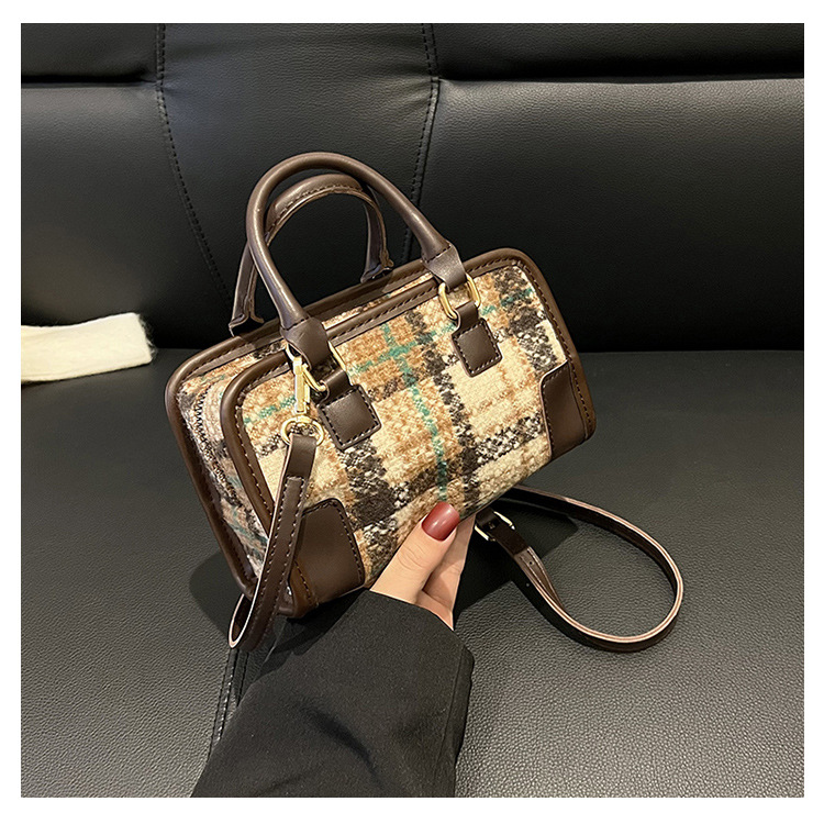 Femmes Moyen Toutes Les Saisons Polyester Plaid Vêtement De Rue Forme D'oreiller Fermeture Éclair Sac À Main display picture 5