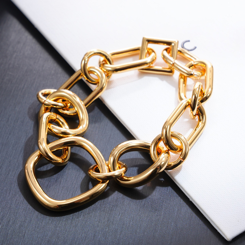 Fashionable European and American Style Gold Thick Chain Bracelet for Women, Versatile, Light Luxury, High-End Feel, Personalized Pendant, Trendy Jewelry