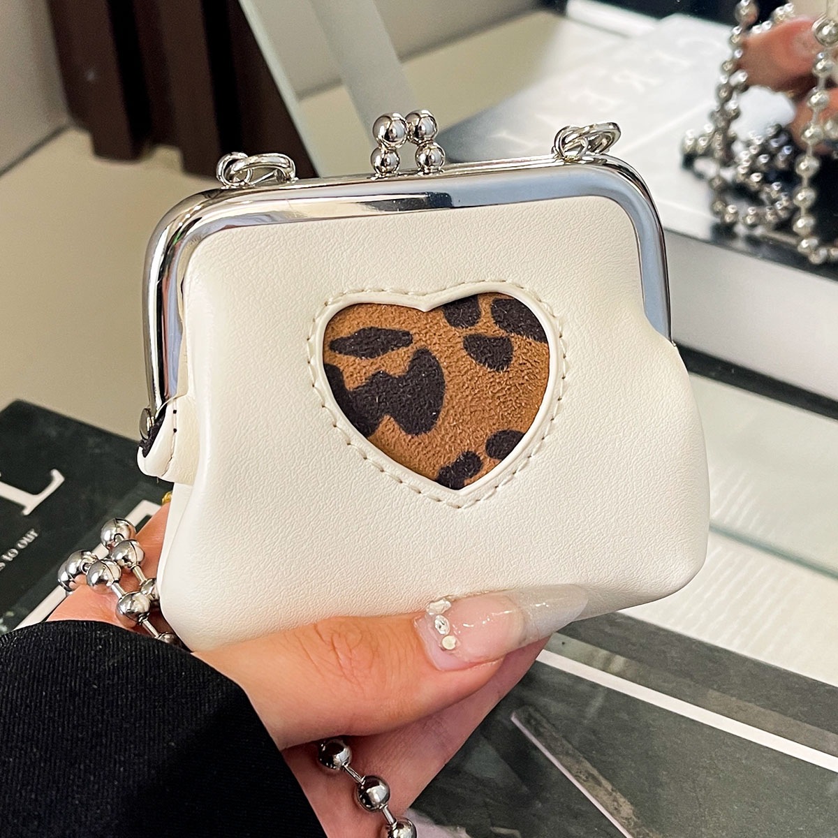 Paquete de cambio 2025 versión coreana de la bolsa de diseño de abanico de color de concha de nicho, cadena de colisión oblicua de todo fósforo, nuevo estilo, mensajero femenino de verano