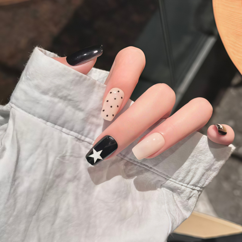 Sweet and Cool Black and White Star Press-On Nails, Polka Dot Contrasting Short Square Nails, Personalized Girly Style, Brightening Effect, Removable Nail Stickers