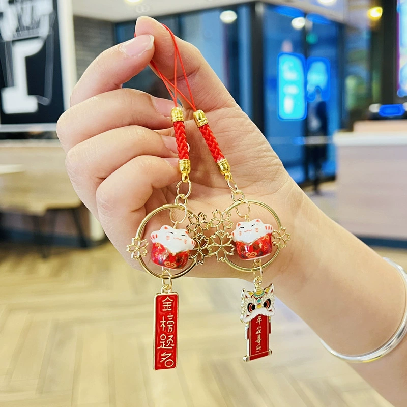 Праздничная керамическая кошка с гирляндами для мобильного телефона