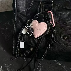 黒粉の配色の愛のiu風のカバンは甘いクールな服を掛けて鍵のボタンを掛けます。