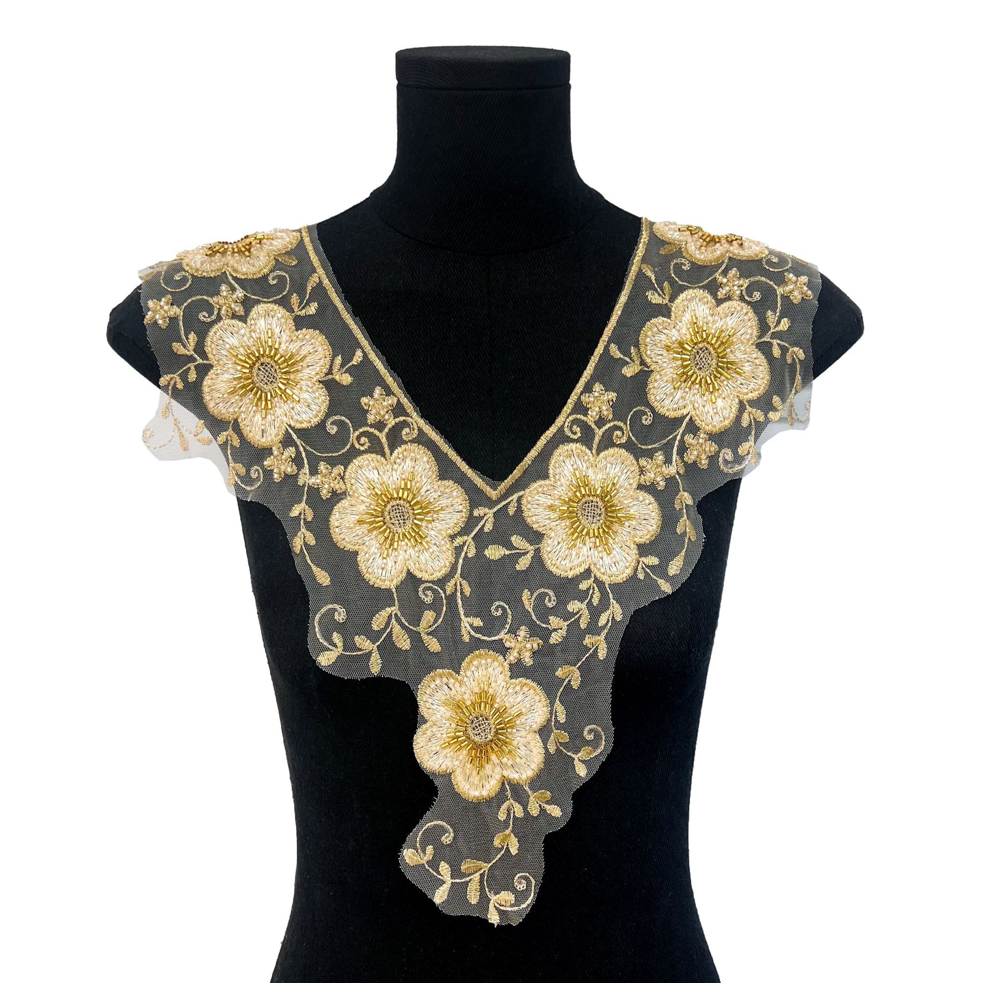 Base blanca con decoración de cuello bordado con flores doradas, diseño de patrón tridimensional europeo y americano, accesorios de ropa DIY.