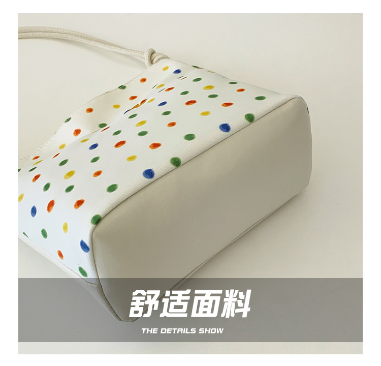This year, polka dot canvas bags are in vogue for women's autumn and winter 2024. The new versatile commuter single-shoulder crossbody bag is in vogue undefined