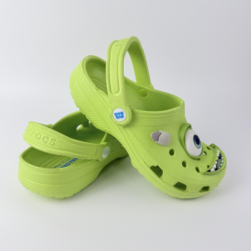 New Original Label Winnie the Pooh, Brown Bear, Power Monsters, Mickey, and Minnie Collaboration Parent-Child Clogs Wholesale New Original Label Winnie the Pooh, Brown Bear, Power Monsters, Mickey, and Minnie Collaboration Parent-Child Clogs Wholesale