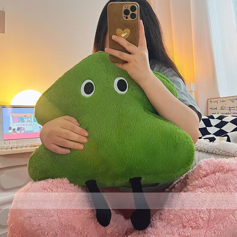 Ins緑の小さい木のぬいぐるみは枕の寝室のソファーのベッドの上のクッションのクリスマスツリーのクリスマスを抱いて誕生日を送ります。|undefined