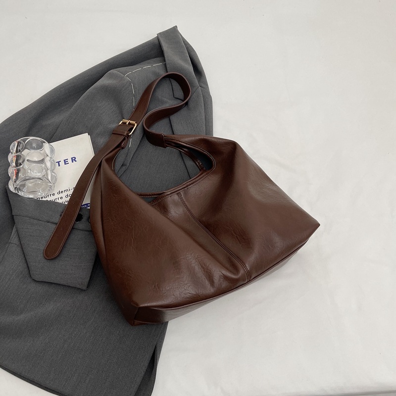 Bolsa de gran capacidad para mujer Otoño e Invierno retro 2023 nuevo todo partido hombro crossbody bolsa de cubo bolsa de viaje de clase