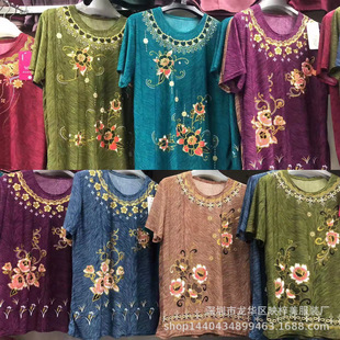 Grandma's clothes for the elderly are five yuan. The clothes in the store attract customers by doing activities at the entrance of the store.