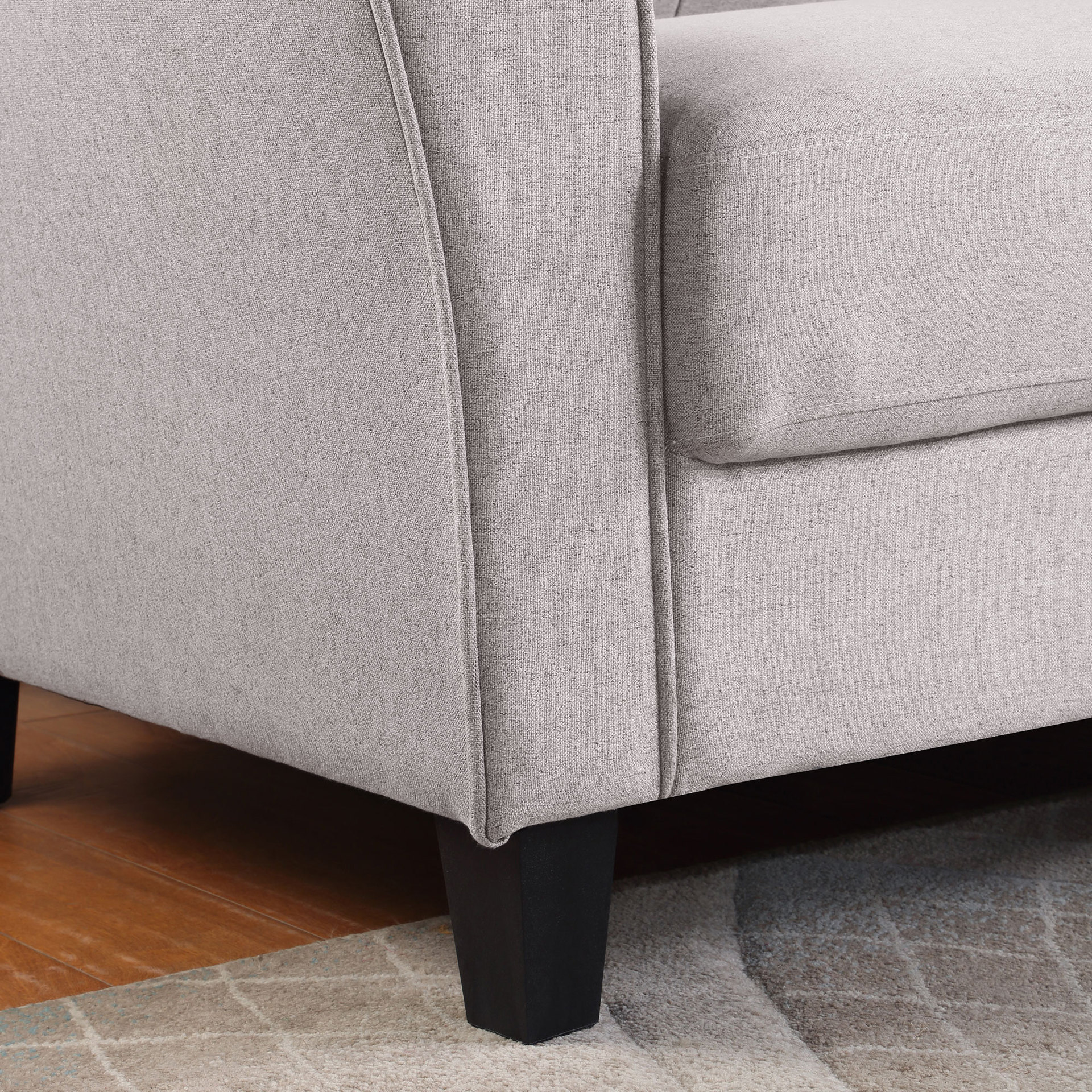 Art de arena minimalista para la sala de estar doméstica, suelo moderno y pequeño sofá de tela de casa simple