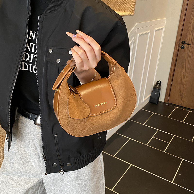 2025 otoño y invierno nueva moda alta sensación de cuero esmerilado empalme bolso de media luna exquisito de moda bolso versátil
