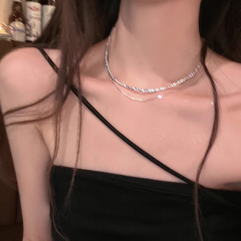 Collana a strati minimalista con catene delicate per donna_voghion.com