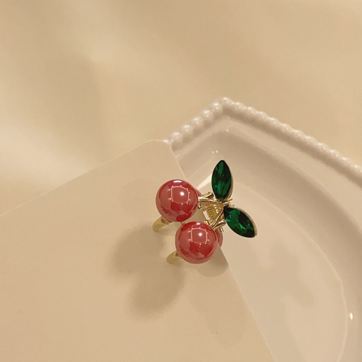 6g Weight Hair Claws Hair Accessories Type 1 Piece Quantity Holiday, Street Occasion Imitation Pearl Material Cherry Pattern All Seasons Season Women's Gender Cute, Sweet Style Cute Sweet Women's Cherry Imitation Pearl Hair Claws 28