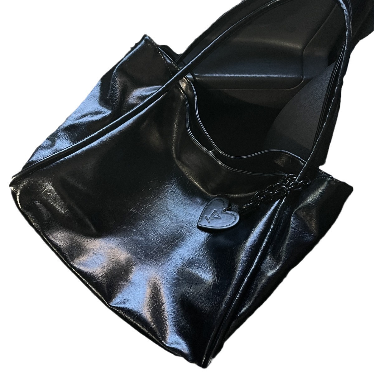 Borsa a spalla dark cupid con ciondolo cuore grande da ufficio_voghion.com