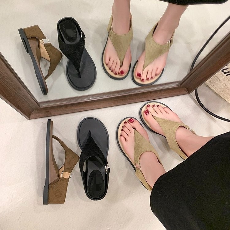 Zapatillas retro con suela gruesa para usar en el exterior 2026 verano vacation versátil tacones frías para aumentar la altura de las sandalias