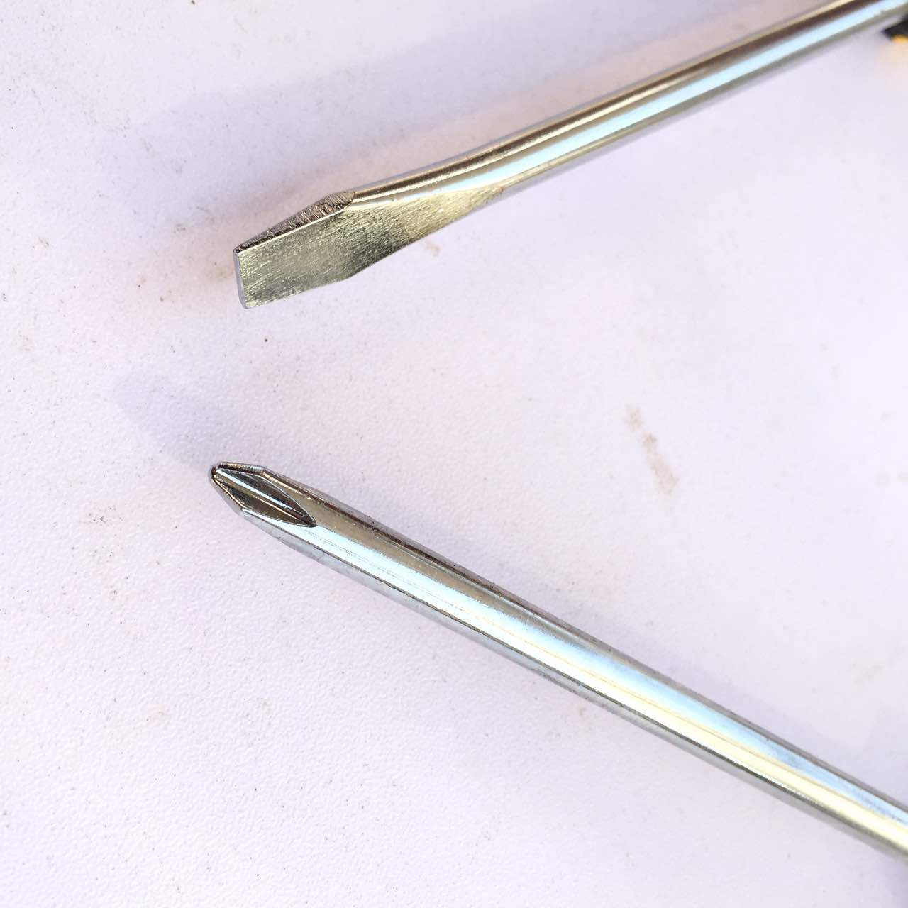 Amarillo y negro mango destornillador color mango una palabra cruz tornillo destornillador tornillo de hardware general