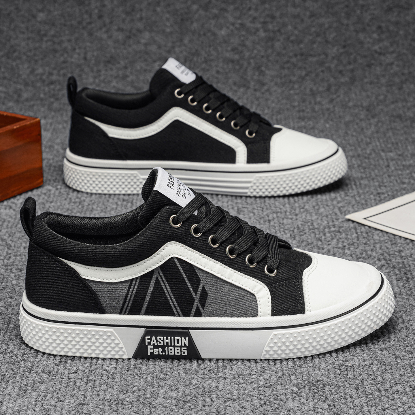 2026 zapatos de hombre de verano nuevos zapatos de lona de tamaño grande casual versátil y ligero juvenil zapatos de tela de skate casual clásicos