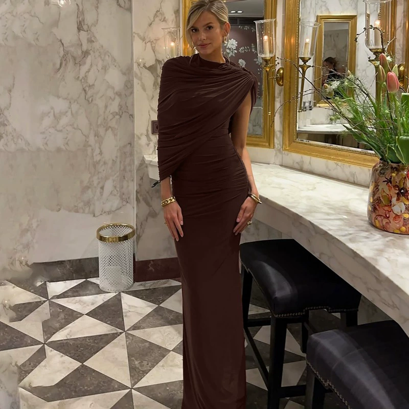 Европейская и американская популярная женская одежда 2025 года, летняя новая мода, косой дизайн плеча, облегающее платье с плиссировкой и асимметричным кроем, подчеркивающее бедра.