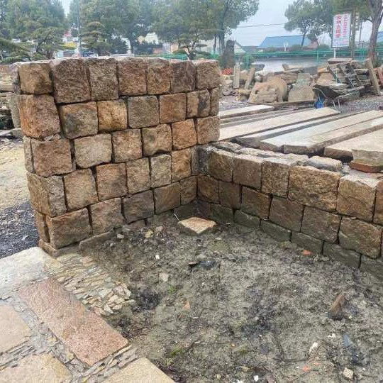 Старые каменные плиты и старые каменные плиты для мощения в садовом дворе храмового комплекса, ретро-брусчатка из голубого камня