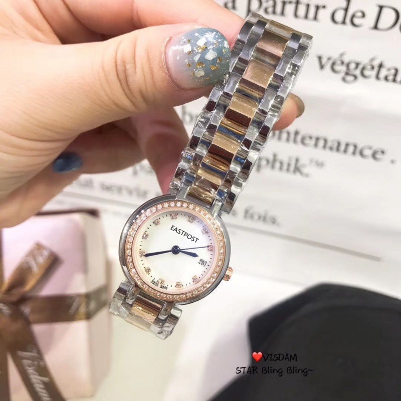 다이아몬드가 세팅된 외부 링과 로즈 쉘 다이아몬드 스케일