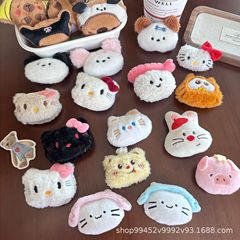 かわいい漫画KTぬいぐるみ子猫ストラップウサギブローチスカーフ靴下アクセサリースリッパ帽子服アクセサリー