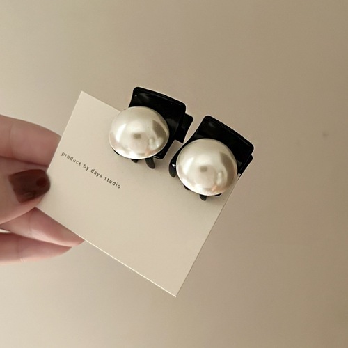 French retro small fragrant pearl small clip light luxury temperament niche design bangs clip simple side clip hair accessory