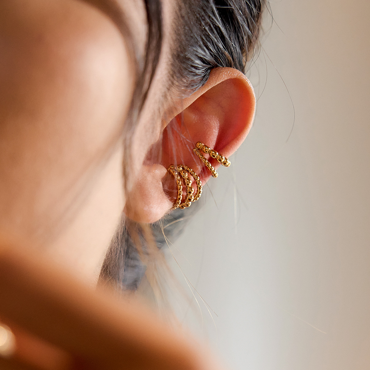 Wanxing Europa y los Estados Unidos sin agujeros de orejas de orejas de bolas de doble capa de orejas de oro 18 quilates personalidad de moda pendientes de cabello
