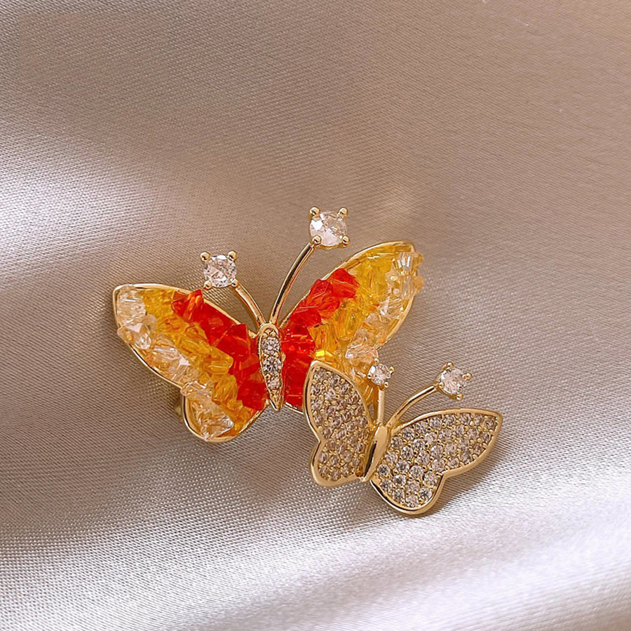 Leichte Luxus-Schmetterlingsbrosche aus Kristall, hochwertiges weibliches Luxus-Temperament-Design, Brustornament, einfache Kontrastfarbe, Anzugschnalle, Anti-Exposition_voghion.com