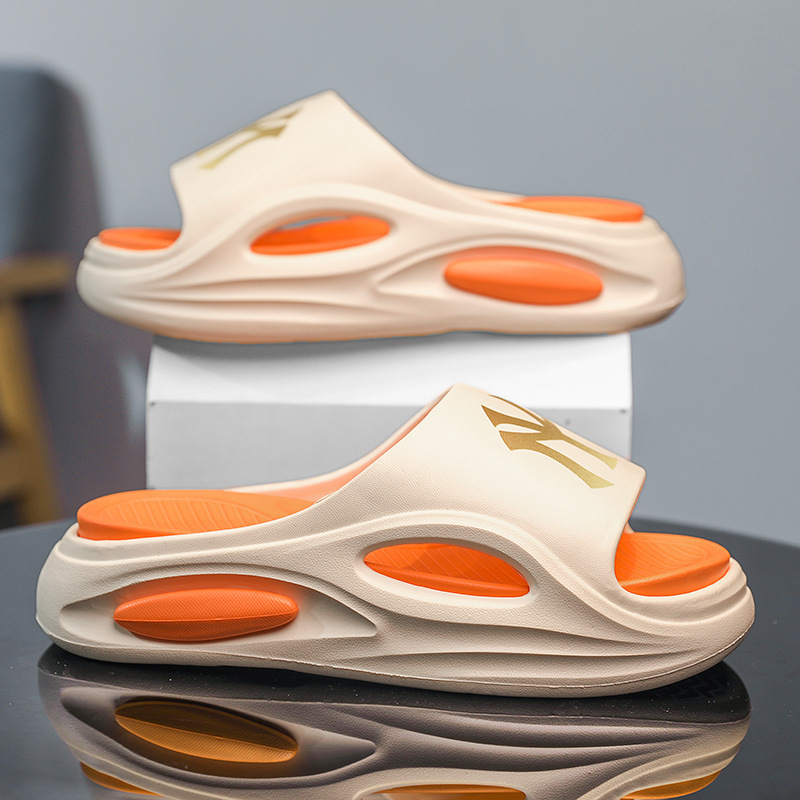 Zapatillas para hombres de verano nuevas marcas de moda para pisar la sensación deportiva de excremento de zapatos de playa para parejas caseras zapatillas frías de tamaño grande