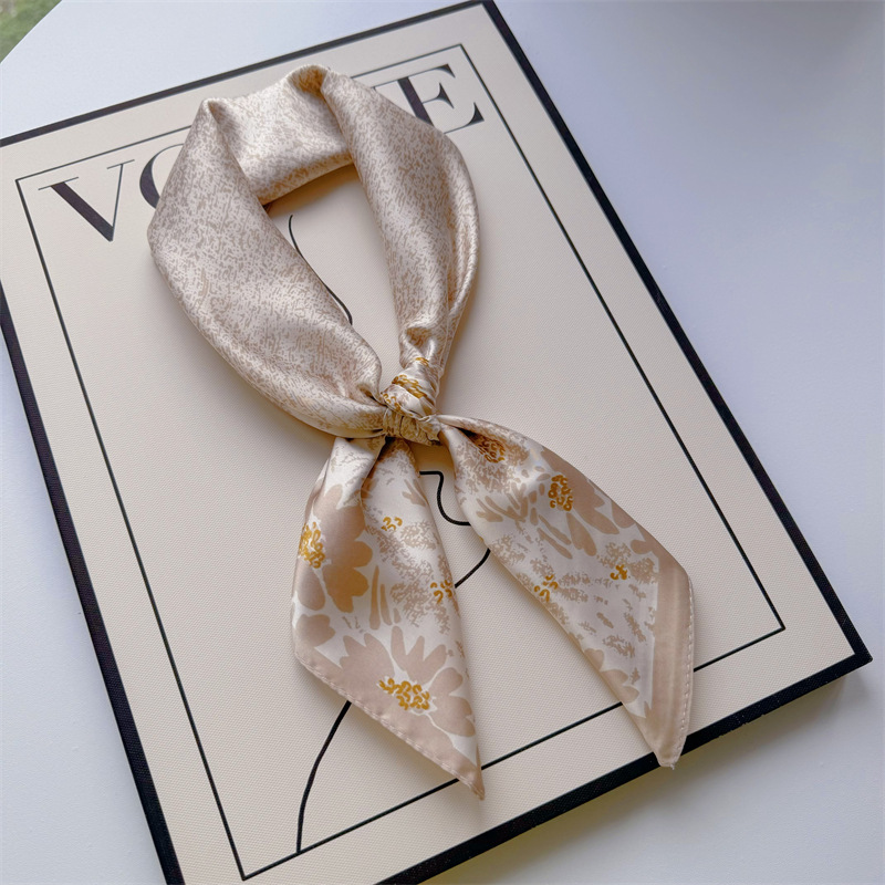 Primavera y verano nueva bufandas de impresión de letras de satén 70 × 70 bufandas de seda pequeñas bufandas cuadradas de alta calidad bufandas de estilo francés