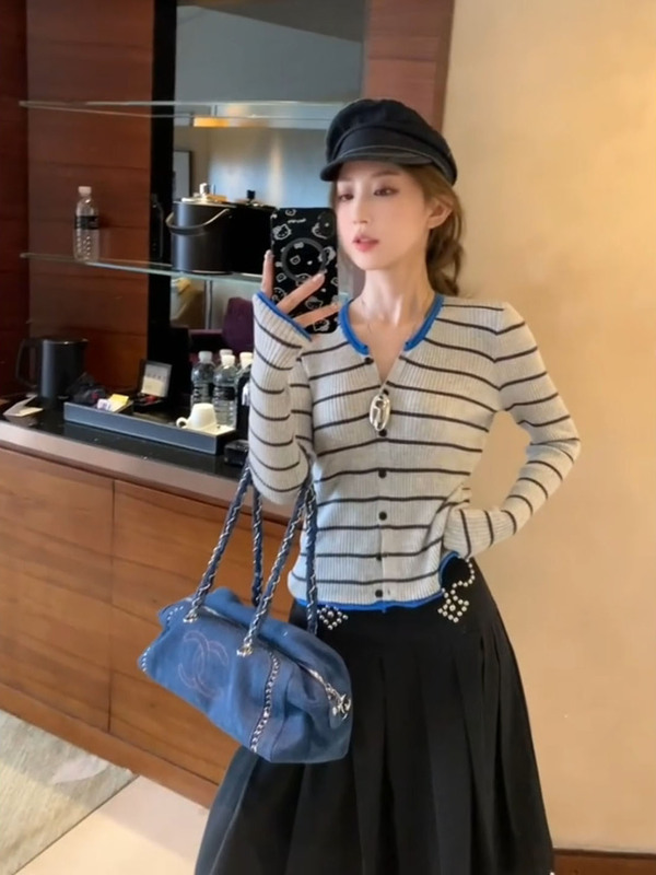 藏蓝色条纹针织开衫女早秋韩系穿搭修身显瘦短款设计小众长袖上衣|undefined