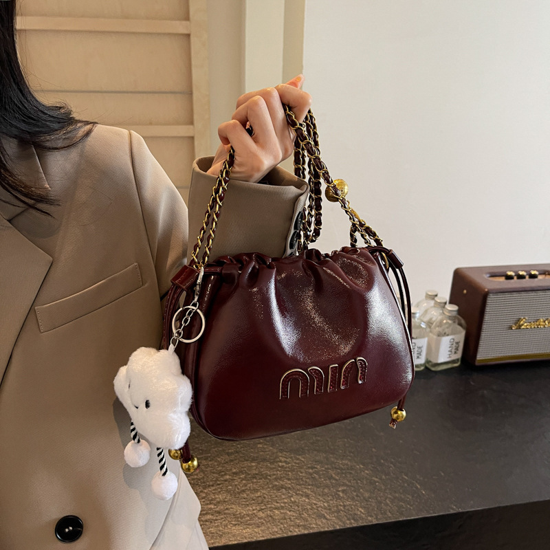 고급 감각 작은 크라우드 소싱 가방 여성의 가을과 겨울 2024 새로운 체인 어깨 크로스 바디 백 복고풍 폭발적인 버킷 백