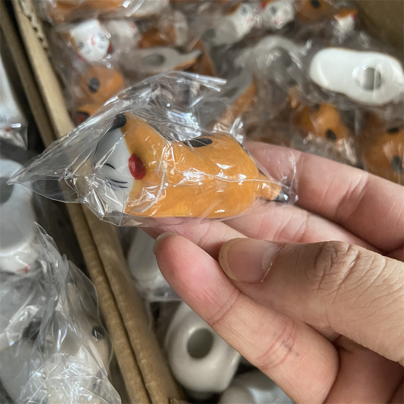 陶磁器の小動物の筆は筆の山の文房の4宝の書斎のデスクトップを置いて漫画の筆の山の筆を置いて小物を置きます。|undefined