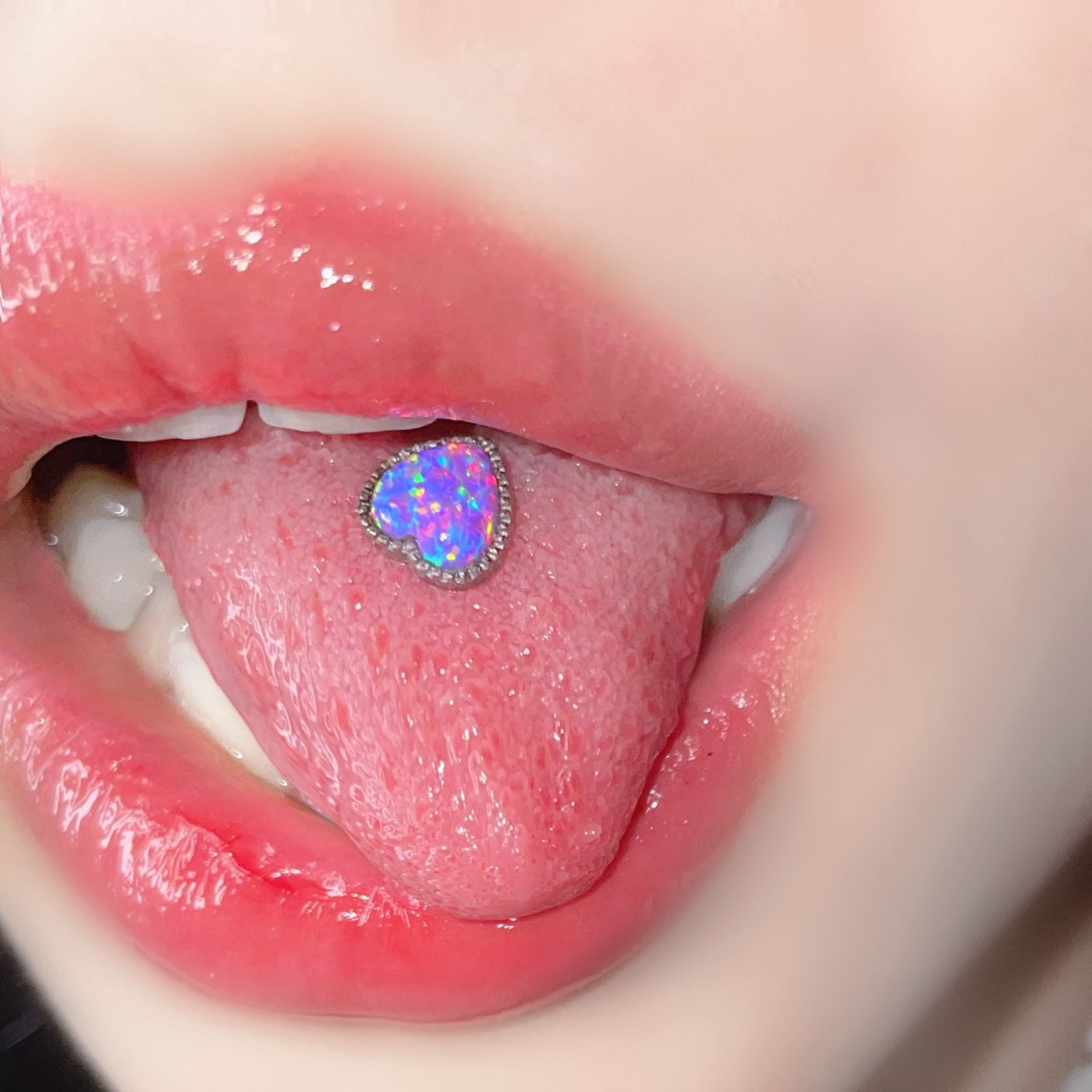 16G labret stud size and finish detail