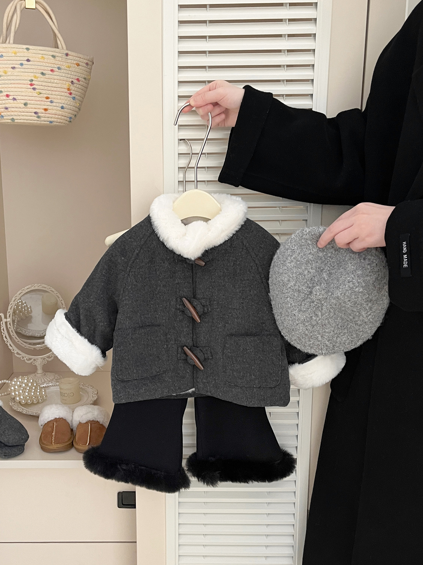 Bebé de invierno más vello grueso abrigo de cuello de lana de las niñas 2025 nuevo abrigo de lana de moda coreano estilo extranjero