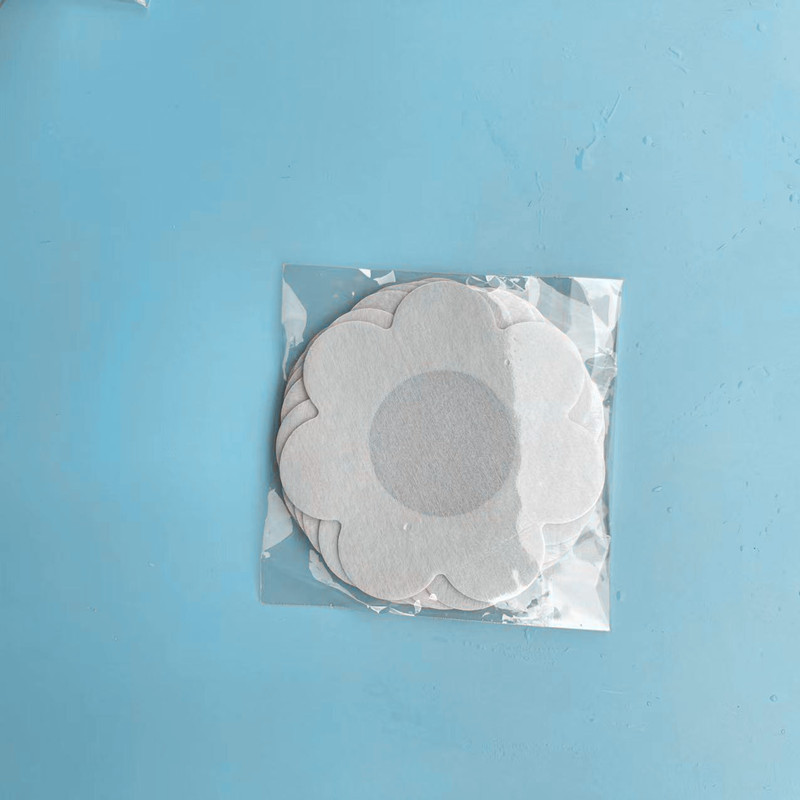 使い捨ての不織布の胸に女性の乳を貼って、凸点の乳首を貼って、ステルスの薄い金の無痕のストラップを貼って、光の貼ることを防ぎます。|undefined