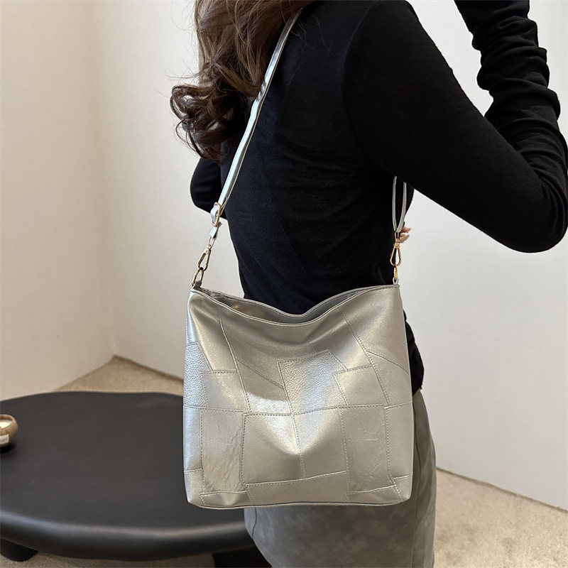 Bolso de alta sensación para mujeres nuevo verano 2024 moda extranjera empalme bolso de hombro de gran capacidad bolso de cubo de agua