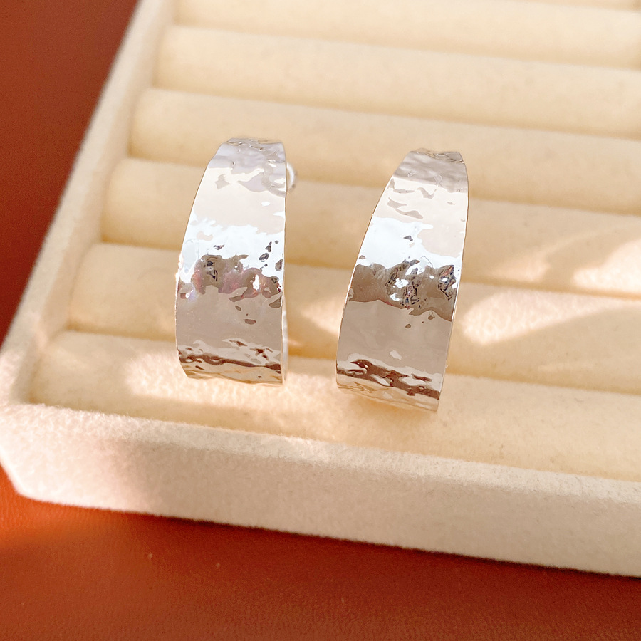 18k oro real chapado aguja de plata plegado pendientes redondos ligero lujo de alto nivel pendientes de metal de aire frío pendientes personales