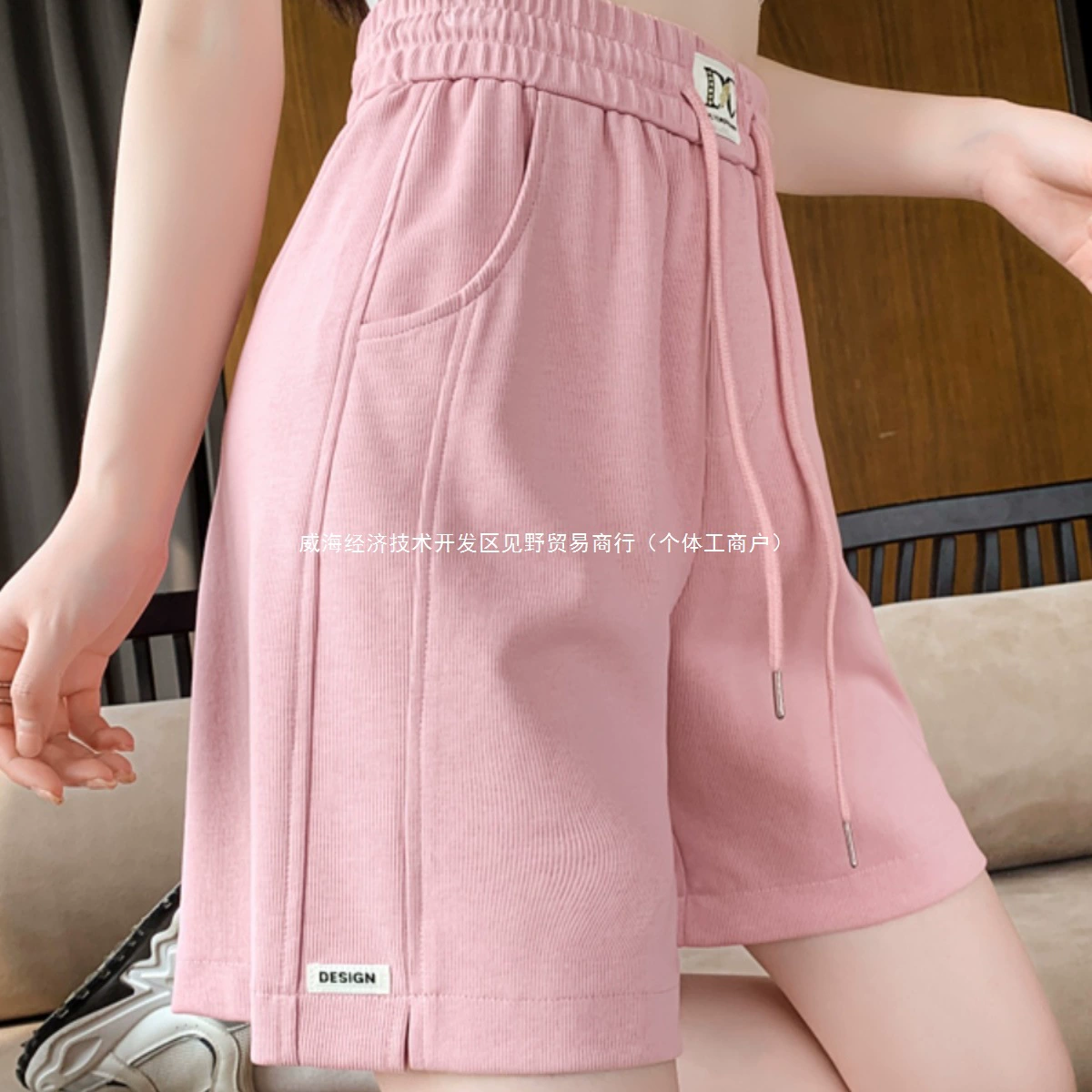 Розовые спортивные шорты для женщин, летние тонкие свободные 2025 новые широкие популярные повседневные шорты средней длины.