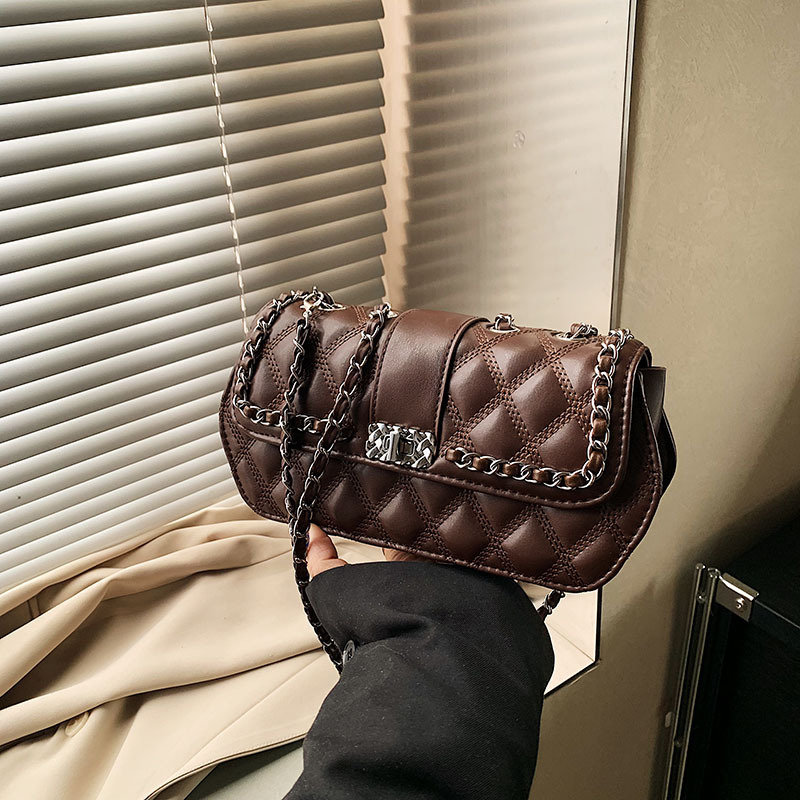 Bolso de textura para mujeres 2025 nuevo nicho de diseño de bolso de mochila popular este año, bolso de cadena bordada de diamante