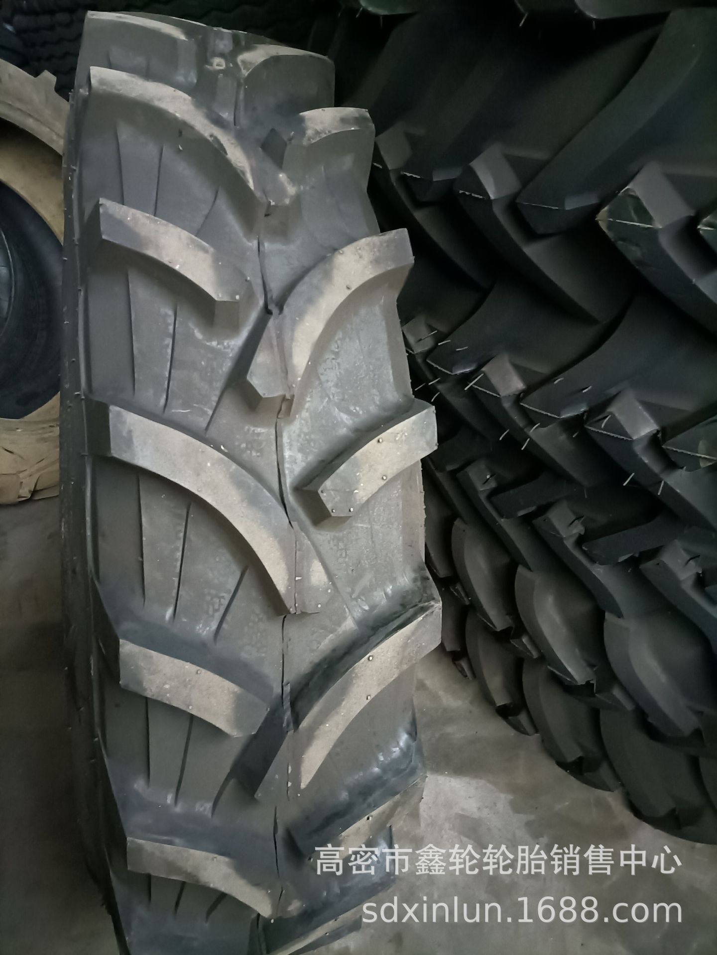 供应18.4/16.9-34 13.6/12.4-36 18.4/20.8-42 24.5-32人字轮胎