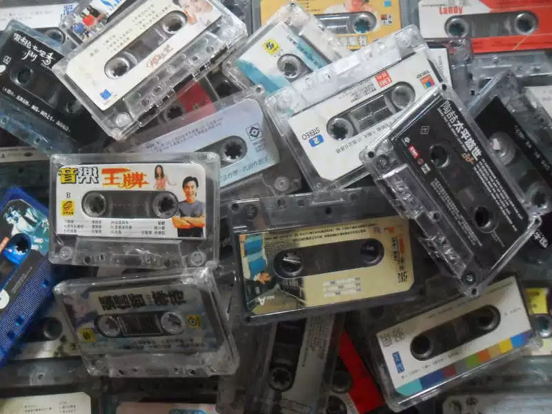 Старые отходы аудиокассет, кассеты, все являются музыкальным реквизитом для песен, украшением для стен, по 1 юаню каждый.